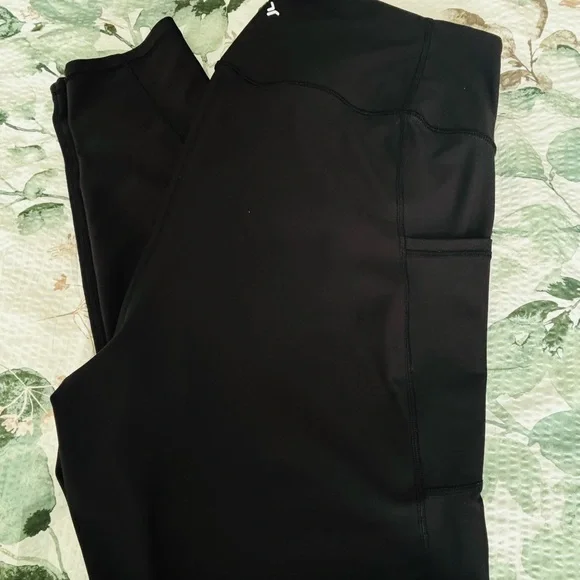 Old Navy Black High-Rise Active Leggings - Picture 5 of 5